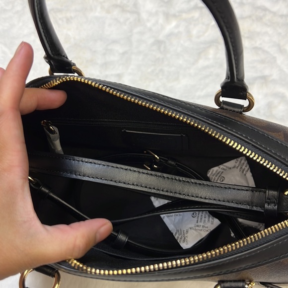 Coach Rowan - Picture 2 of 4